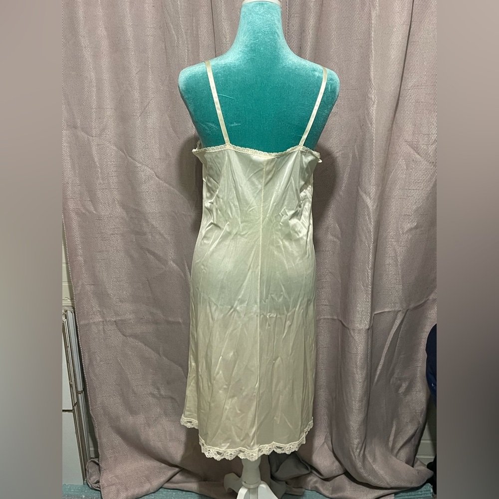 JC pennys: vintage cream slip with lace details - Picture 3 of 4